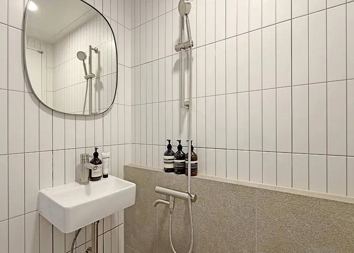 New Dh 2 / 3br 2bath / 3min Hongik Univ Stn Apartment Seoul