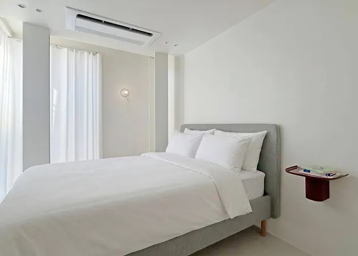 New Dh 2 / 3br 2bath / 3min Hongik Univ Stn Apartment Seoul